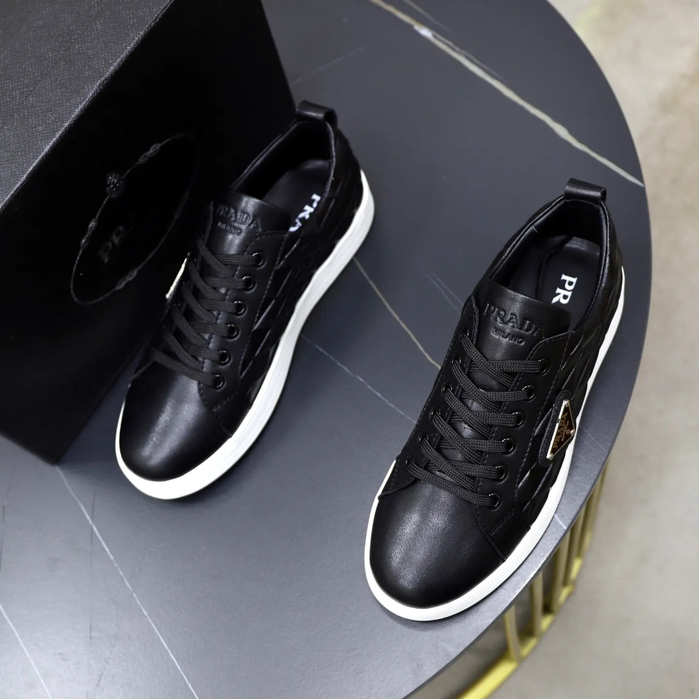 Ex-factory price: 420💰🙅‍♂️🙅‍♂️🙅‍♂️ Brand: PRADA Standard code: 38-44 (45 customized) Grade: Same as the official website Material: Original leather splicing Comfortable and breathable sheepskin lining Original wear-resistant outsole Style category: Men's fashion casual shoes Running sports shoes Distinguished luxury brand elements Top luxury Color: actual picture color